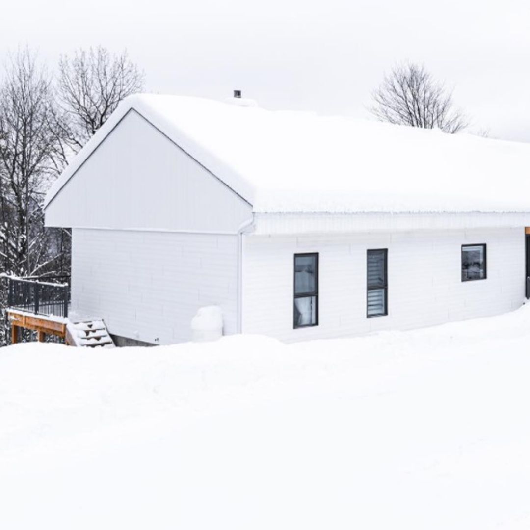 Maison jardin sous la neige, design épuré et minimaliste.