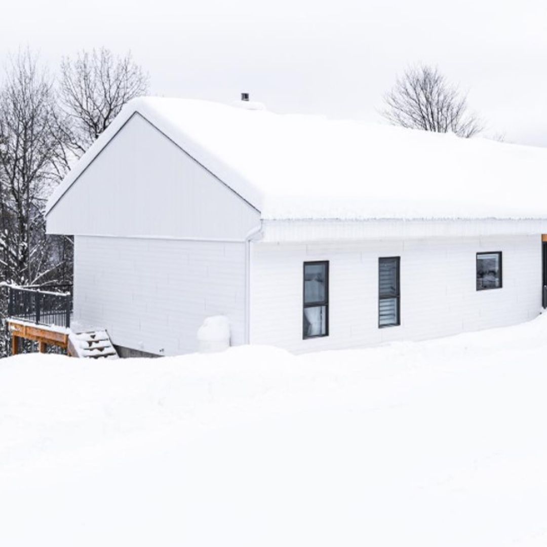 Maison jardin sous la neige, design &eacute;pur&eacute; et minimaliste.